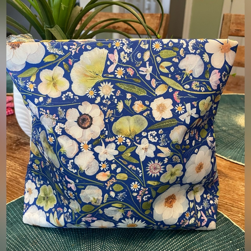 Cosmetic Pouch / Bag - ESTEE LAUDER